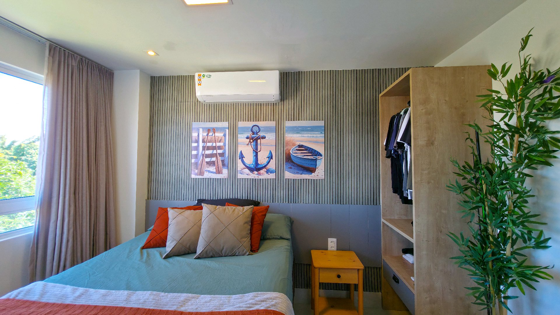 Closet aberto e criado-mudo no quarto