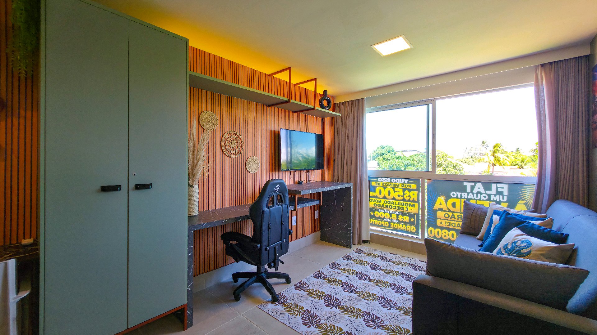 Home office com bancada e painel ripado terracota