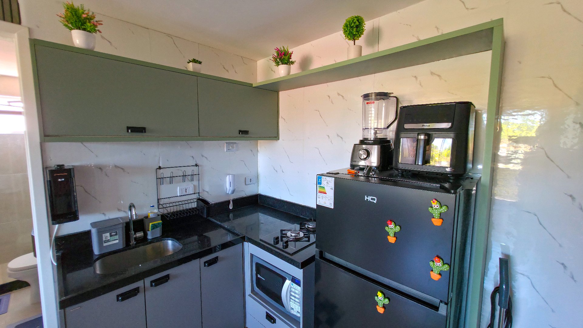 Cozinha equipada com bancada em granito negro