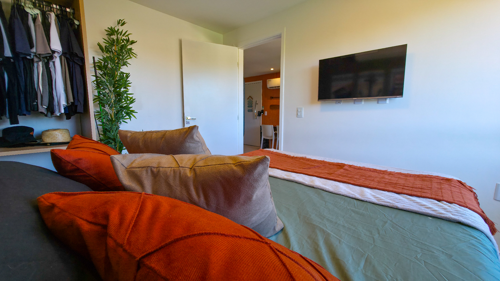 Quarto com Cama Queen Box, Smart TV e Closet Aberto
