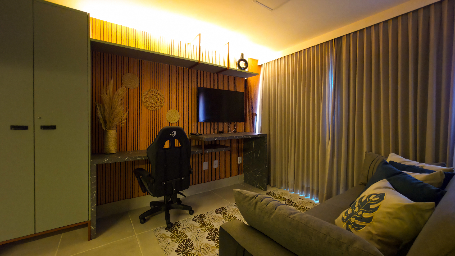 Sala com Painel Ripado, Smart TV, Cadeira Gamer e Home Office Integrado