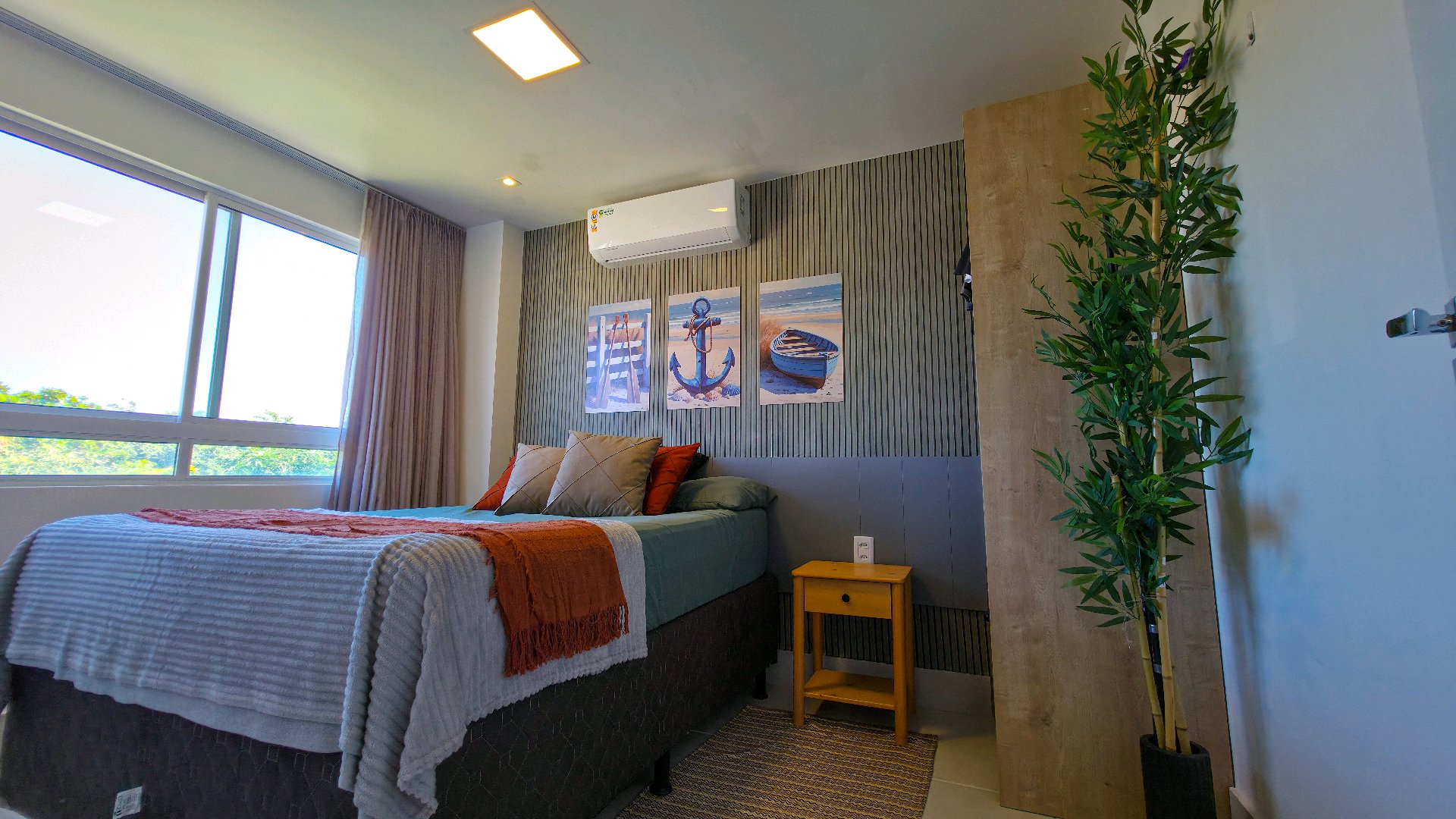 Quarto com painel ripado e ar-condicionado