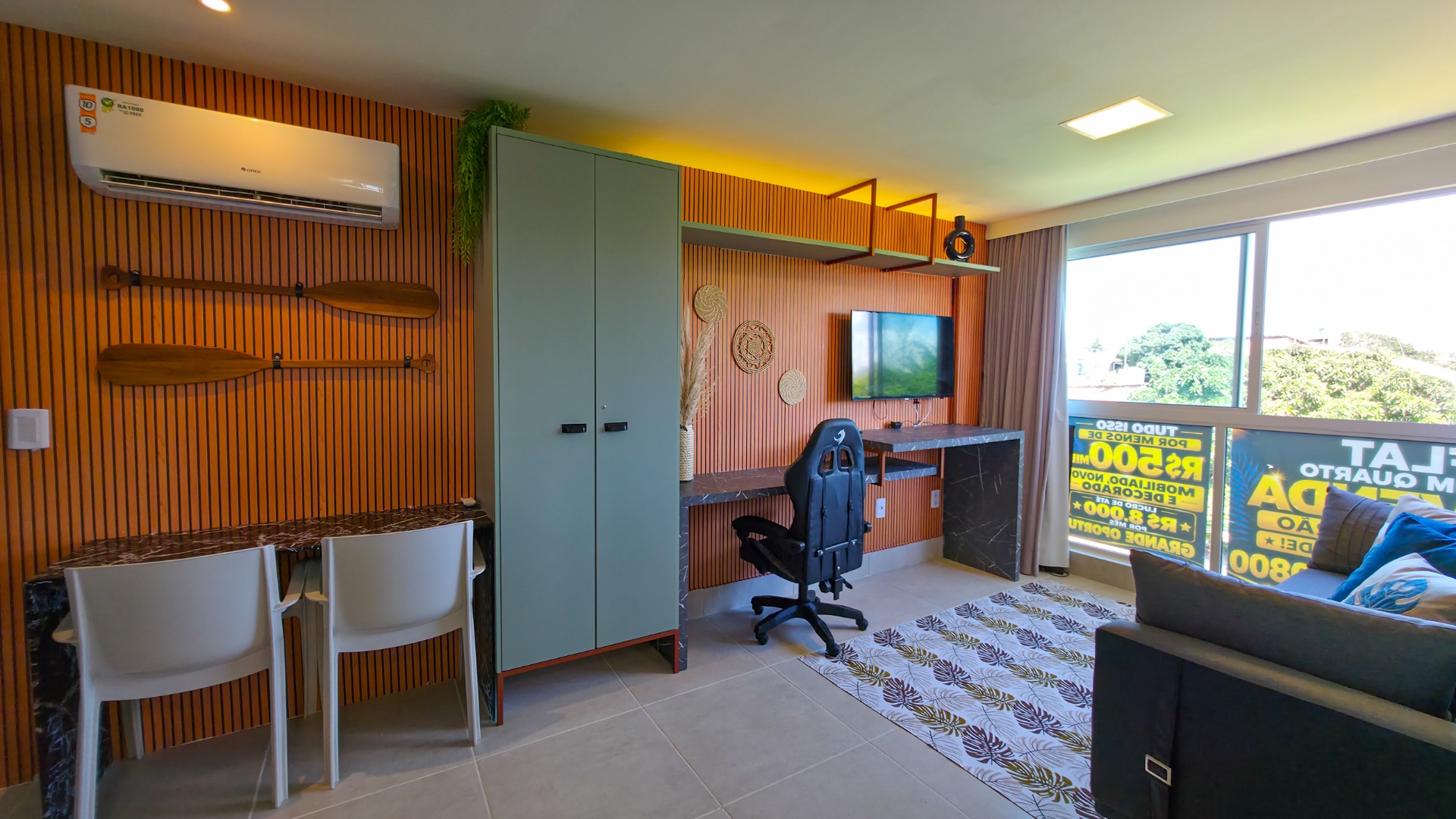 Vista Ampla da Sala e Office com Ar-Condicionado e Luz Natural
